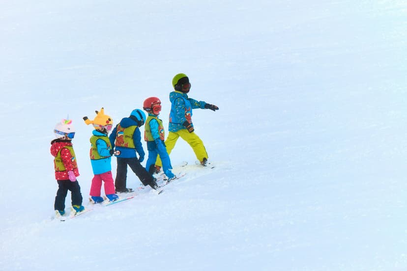 https://a.storyblok.com/f/150663/4521x3014/d04116f763/kids-skiing-learning-ski-school.jpg